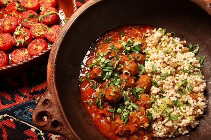 Akşam yemeği için hazırlaması kolay Afrika spesiyalitesi, kıyılmış et ve domates soslu geleneksel Afrika tarifi
