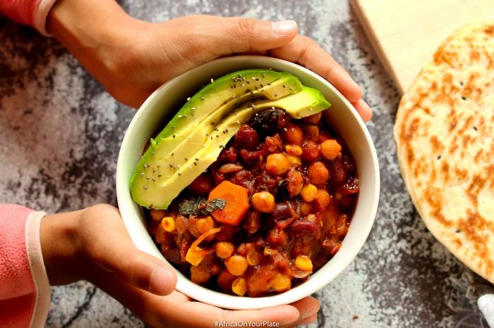 Nohut ve soğan ile Afrika mafé, avokado dilim garnitür ile vejetaryen bir akşam yemeği için kolay tarif fikri