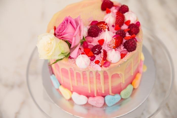 ev yapımı kek ile romantik yemek fikri, donmuş meyve süslemeli ombré kremalı vanilyalı kek örneği