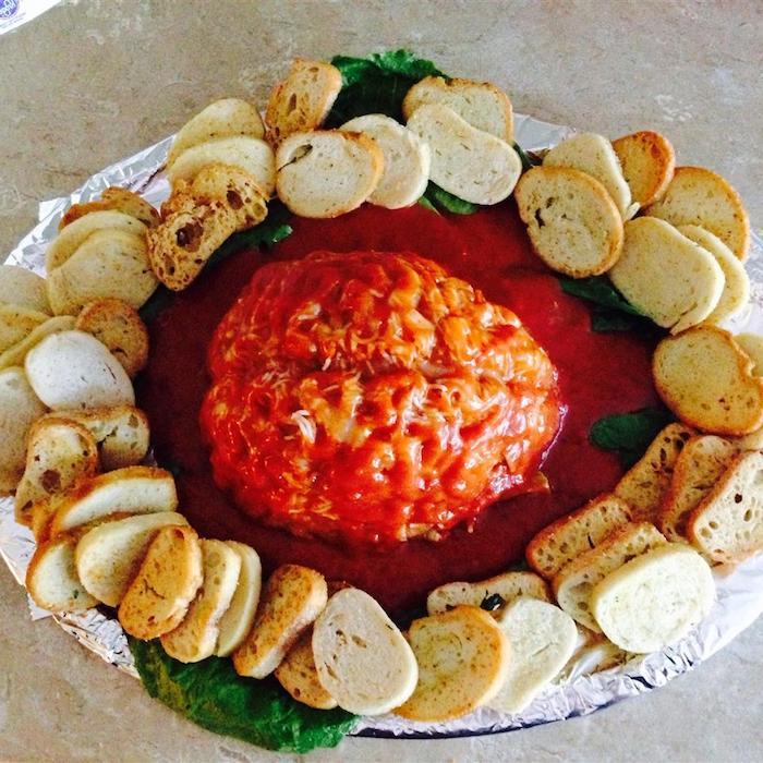 možgani kozic za noč čarovnic s paradižnikovo omako, okrašeni z edinstvenim receptom taritnes