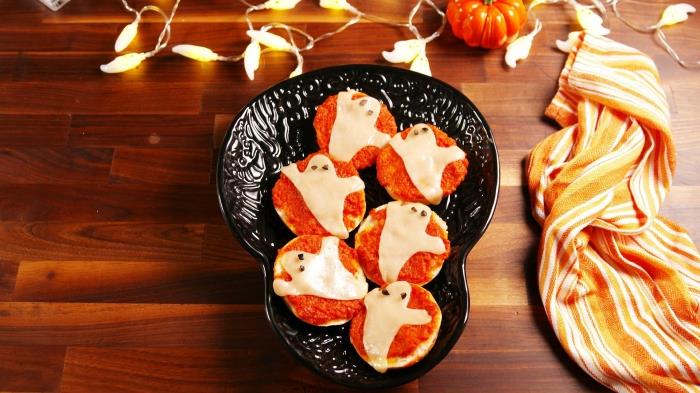 mini predjed pizza iz paradižnika in mozzarelle v obliki duhov noči čarovnic, enostaven recept za večerjo za noč čarovnic, ki je hkrati strašljiva in okusna