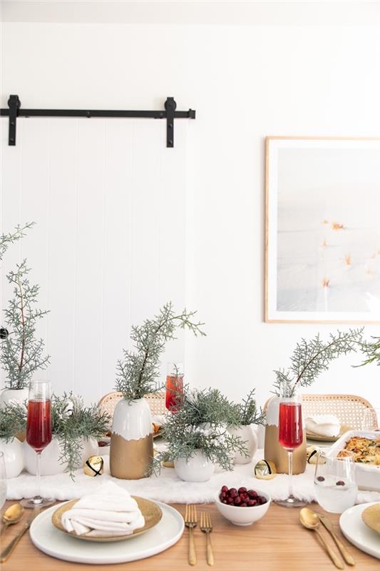 gražiausi Kalėdų stalai, papuošti naminiais daiktais, stalo išdėstymas su pritaikytomis vazomis