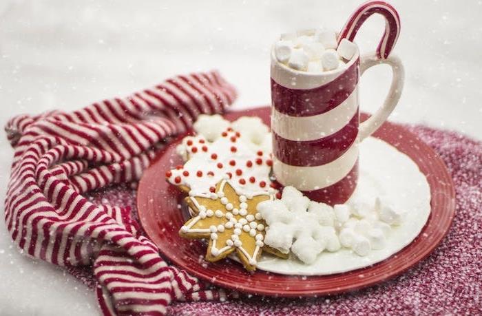 nemokamas kalėdinis atvirukas, kalėdiniai tapetai raudonos ir baltos spalvos lėkštėje ir servetėlė, pyragaičiai ir sausainiai, karštas šokoladas, snaigės, snaigės