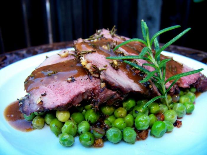 primer velikonočnega recepta, jagnječje meso z grahom, omako, vinaigrette, velikonočni jedilnik