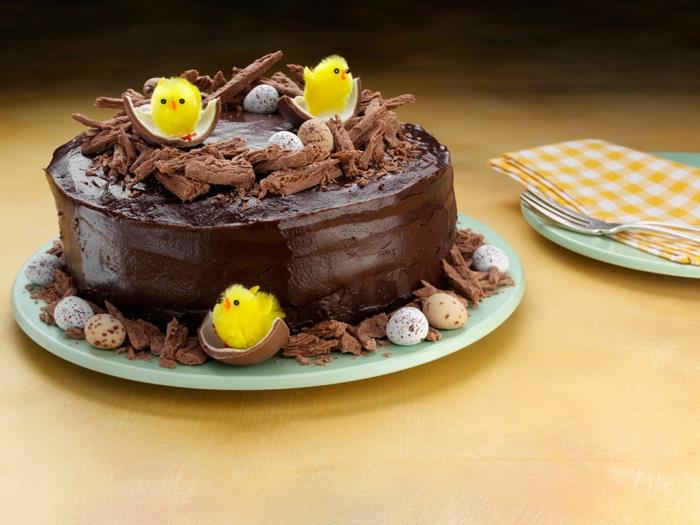 Velikonočni meni, sladica, čokoladna velikonočna torta, umetna piščančja dekoracija, čokoladna jajca