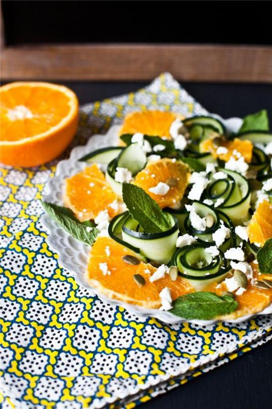 dietni obrok-pomaranča-in-kumara-sveži-metini listi