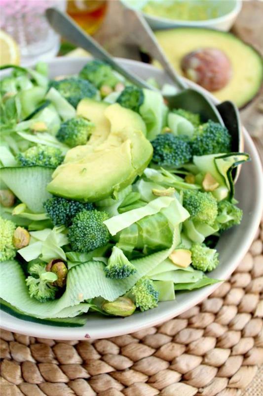 dieta-obrok-solata-z-zeleno-zelenjavo-in-avokado