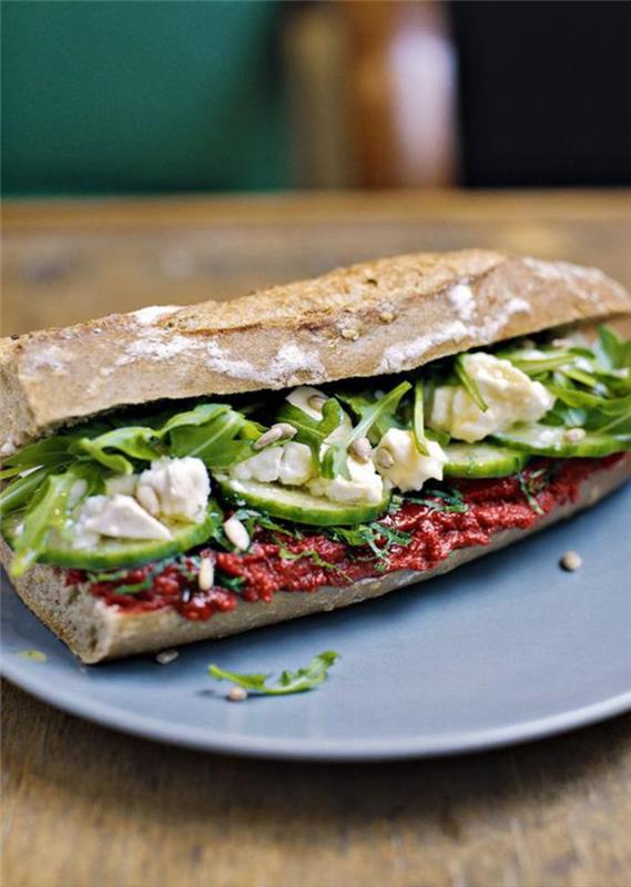 dietni obrok-sendvič-črni kruh in več zelenjave
