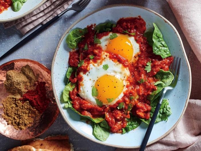 domates soslu ve baharatlı biberli sahanda yumurtadan oluşan basit ve hızlı akşam yemeği