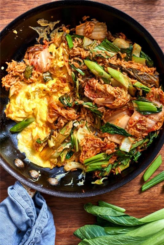 hiter in enostaven večerni obrok, recept za ocvrt riž s kimčijem, jajci in zeleno zelenjavo