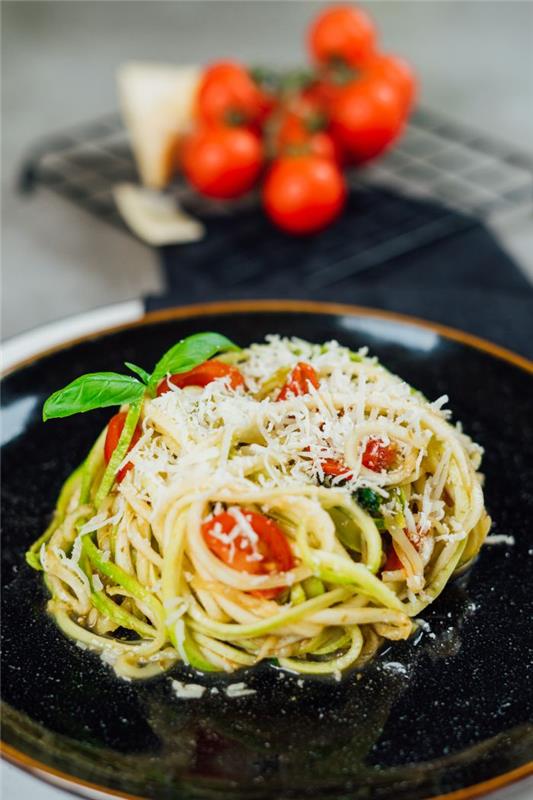 kako narediti špagete iz bučk s češnjevim paradižnikom s pestom in parmezanom, lahek vegetarijanski recept za večer