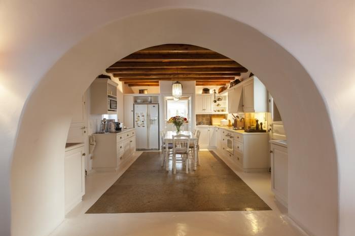 Grška dekoracija, marmorna tla, leseni strop, lok, bela kuhinja
