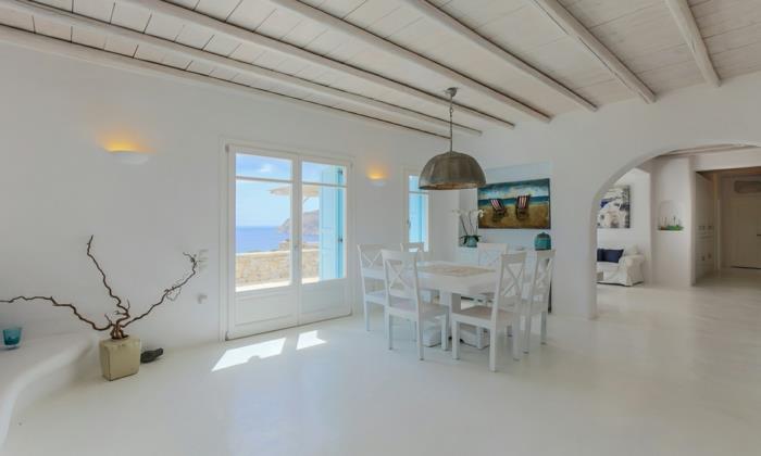 Grška dekoracija, jedilnica, veliko okno, starinski lestenec, slikanje pokrajine na plaži