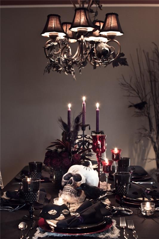 siyah ve kırmızı cadılar bayramı masasının dekorasyonu için fikir, bordo mumluklu dekoratif polistiren kafatası