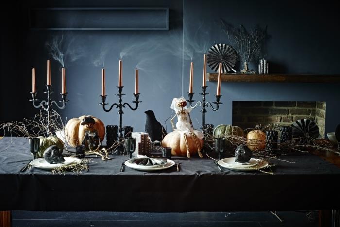 cadılar bayramı duvar kağıdı, siyah duvarlı yemek odası, siyah masa örtüsü ve bakır mumluklarla cadılar bayramı masası dekorasyonu