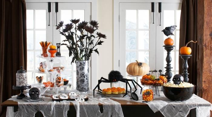 cadılar bayramı akşamı, ahşap mobilyalı ve uzun koyu kahverengi perdeli yemek odası, çiçek desenli beyaz ve siyah vazo