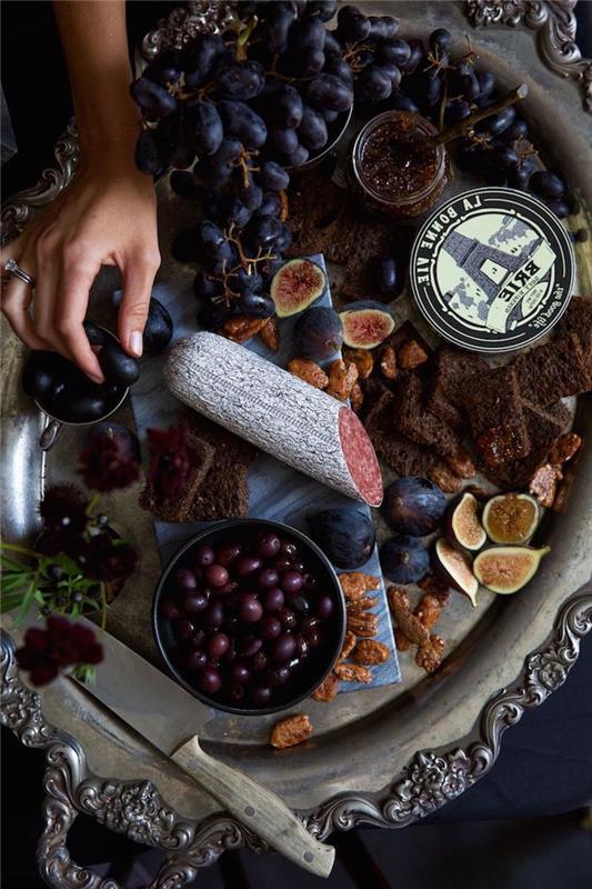 cadılar bayramı yemek masası akşam yemeği için depolama incir tepsisi üzüm ve zeytin servis fikirleri