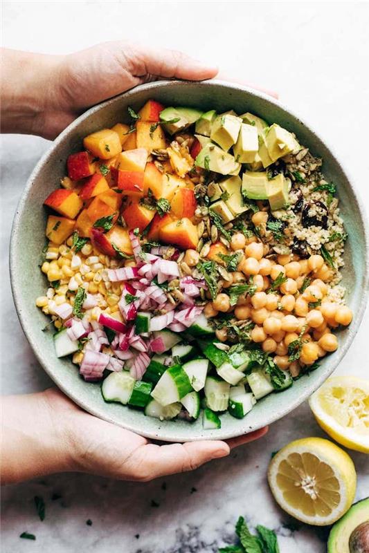 kuskus nohut salatalık ve avokado şeftali taze otlardan oluşan vejetaryen yemek salatası dengeli zayıflama yemek fikri