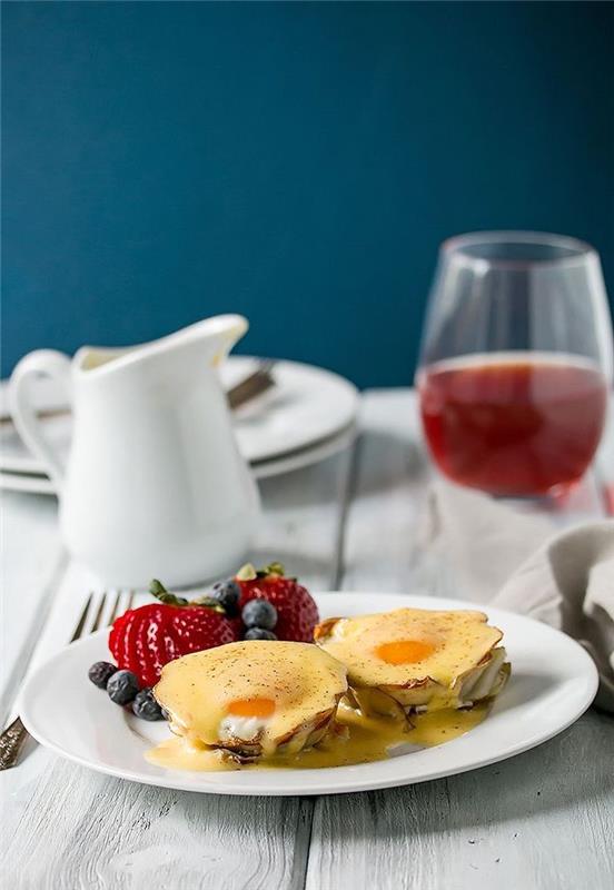 idėja originaliam Valentino dienos patiekalui, kiaušinių benedikto receptas, peržiūrėtas ant bulvių, papuoštas olandiško padažu
