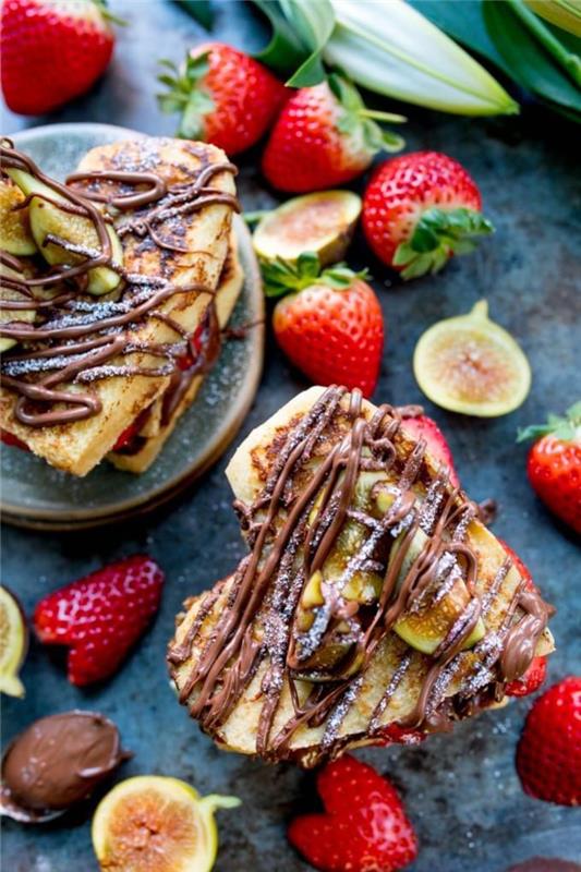 recept nutella za gurmanski zajtrk v dvoje, čokoladni in jagodni toast v obliki srca