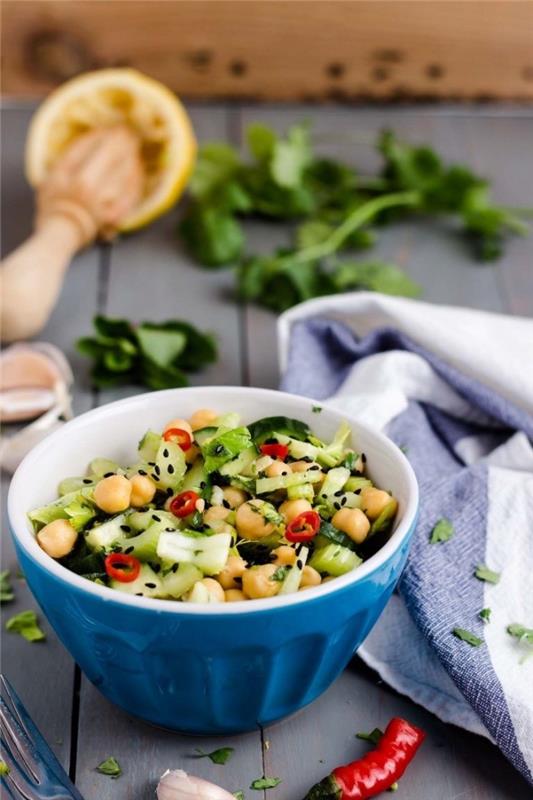 salotų receptas iš sezoninių produktų, greitos ir paprastos veganiškos avinžirnių, agurkų, maltų pipirų ir salierų salotos