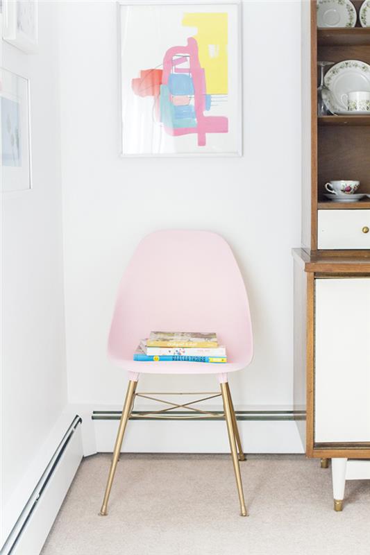 pobarvajte pohištvo v pastelnih odtenkih za eleganten in ženstven videz, plastični in kovinski stol z zlato barvo