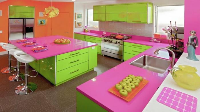 večbarvna domača uprizoritvena kuhinja, bleščeče barve, jabolčno zelena, sijoča ​​fuksija, ploščice iz taupe ploščic, jabolčno zelene kuhinjske omare