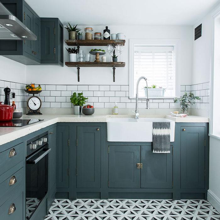 perdažykite virtuvės spintelę antracito pilka spalva, purškiamą ir baltą stalviršį, prašmatnų šalies dekorą ir medinę bei metalinę lentyną