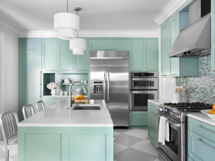 perdažykite virtuvės spintelę mėtų žalia spalva, centrinėje saloje, virtuvės priekyje, žalią spintelę, nerūdijančio plieno prietaisus ir baltas bei pilkas grindis