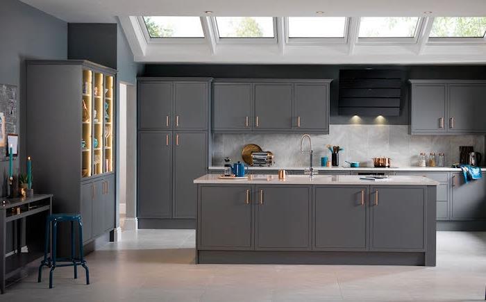 perdažykite virtuvę pilka spalva, sienas, centrinę salą ir virtuvės fasadą-antracito pilka, purslų ir šviesiai pilka betonine grindų danga