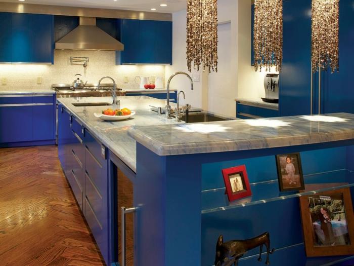 prenovite svojo kuhinjo, prebarvajte kuhinjo, pohištvo v turkizno modri barvi z delovno ploščo iz imitacije belega marmorja s črnimi rebri