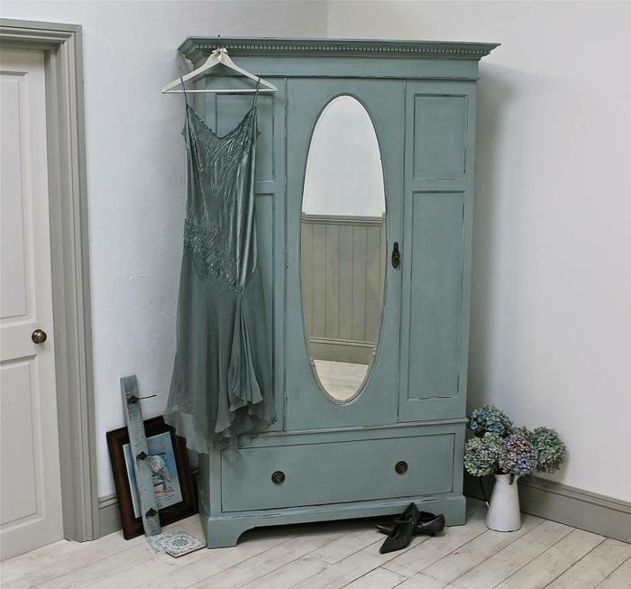 kako barvati leseno pohištvo, pastelno modra barva, obrabljen videz, siv parket, modra obleka, preprosta tehnika patine