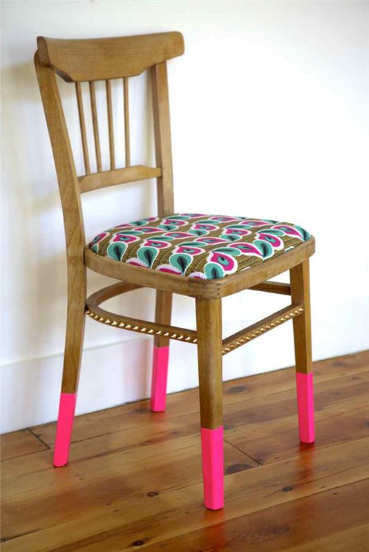 ideja za prenovljen kos pohištva po nizki ceni, stol z nogami, pobarvan v neon roza barvi, ki prevzame vzorce blazine