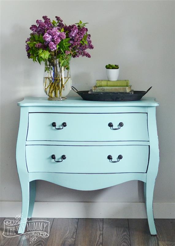 maviye boyanmış küçük servis masası, eski bir mobilya parçasının nasıl boyanacağına dair fikir, eski çekmece kulpları, bir buket çiçek, zen ruhu dekoru