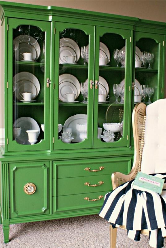 prebarvajte-pohištvo-zeleno-v-lesu-in-v-dnevni sobi-ali-položite-lepo-pohištvo-v-zelenem-lesu