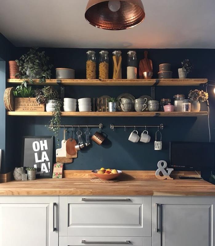 bir mutfağın duvarları için ne renk, dekorasyon fikri mavi mutfak, çanak çömlek ile aşırı ahşap raflar, beyaz cephe ve doğal ahşap plan
