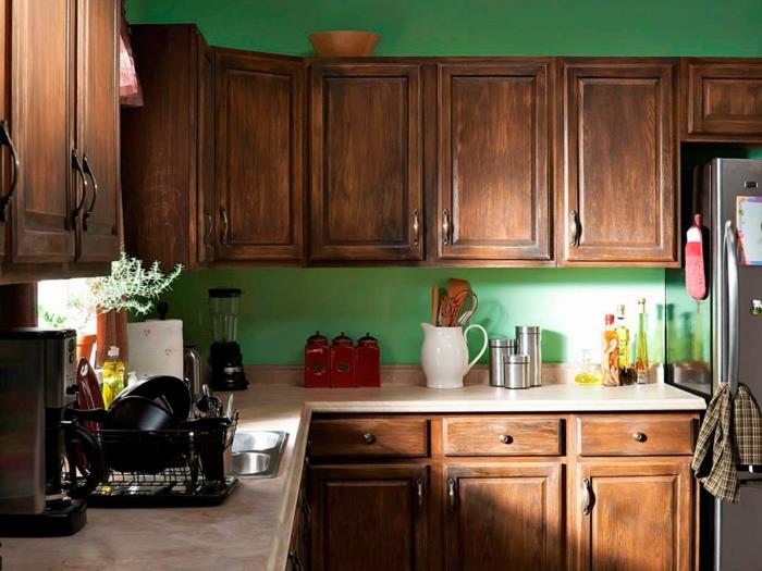 rjavo kuhinjsko pohištvo, vintage slog, travnato zelene stene, velik srebrni hladilnik, aparati in aparat za kavo