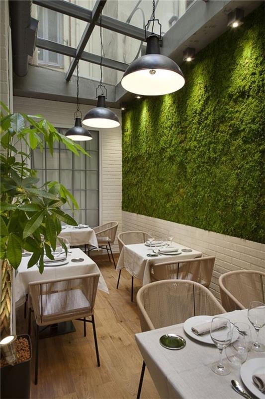 restoran-cam-tavanlı-bitkisel-duvarlar-restoran-mobilya-güzel-iç mekan