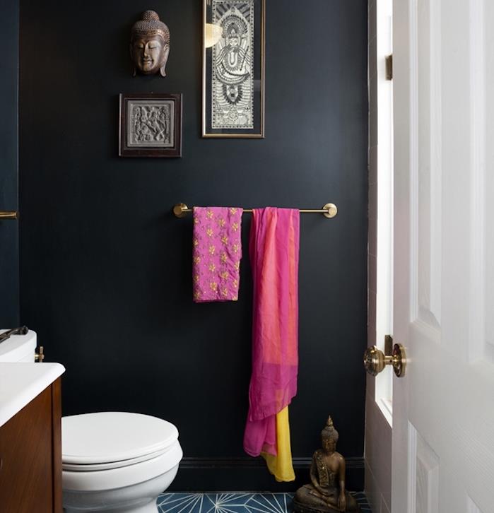 siyah duvarlı, beyaz klozetli, kahverengi ahşap lavabolu, oryantal zen dekorlu, buda motifli küçük bir banyo nasıl düzenlenir