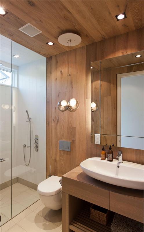 ideja dekoriranja kopalnice 6m2 z belo tuš kabino in delno oblogo na stropu in lesenem stenskem odseku