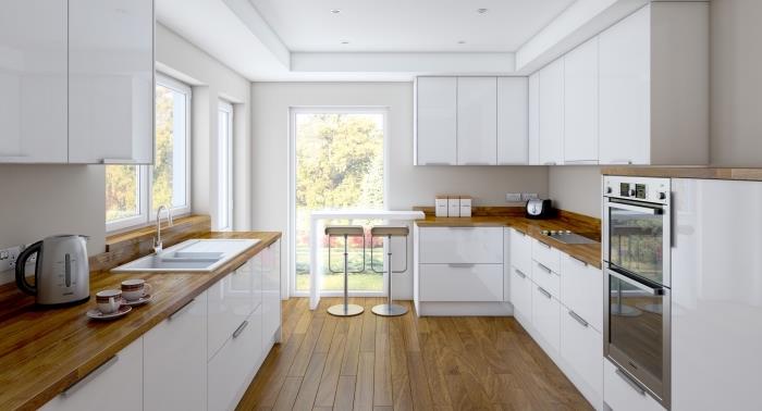 naravni dizajn v beli kuhinji z belim lakiranim pohištvom in pultom iz temnega lesa
