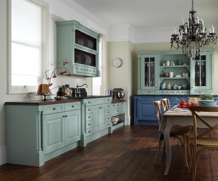 primer, kako urediti kuhinjo z modro zelenim pohištvom, idejo za dekor kuhinje s parketom iz temnega lesa in bež stenami