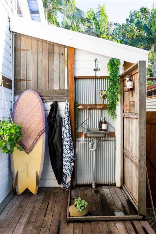 primer, kako urediti majhno kopalnico na dvorišču, prho na vrtu z belo oblogo