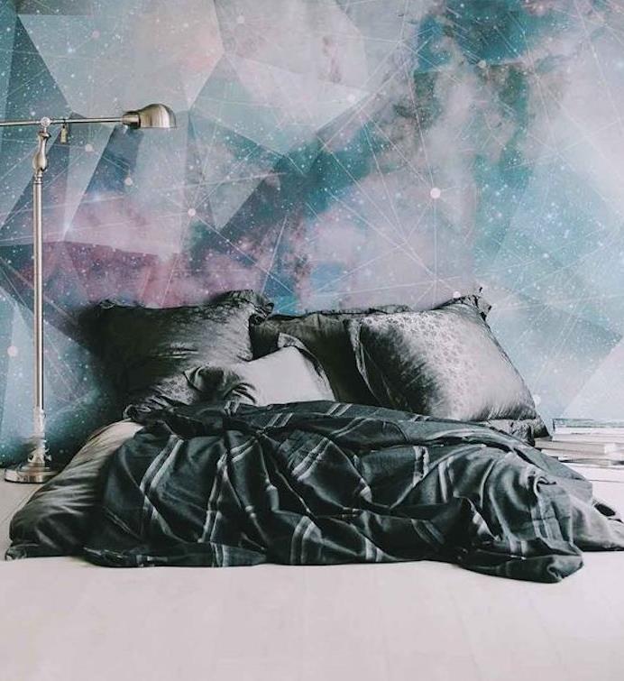 yıldızlı gökyüzü temalı yatak odası halısı fikri, takımyıldızlar, yıldızlar, yatak, gri yastık ve battaniyeler, gri zemin lambası