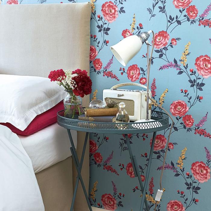 yetişkin bir yatak odasında eski duvar kağıdı fikri, eski püskü şık stil, mavi arka planda kırmızı güller, pastel mavi metalik komidin, vintage deco aksesuarlar