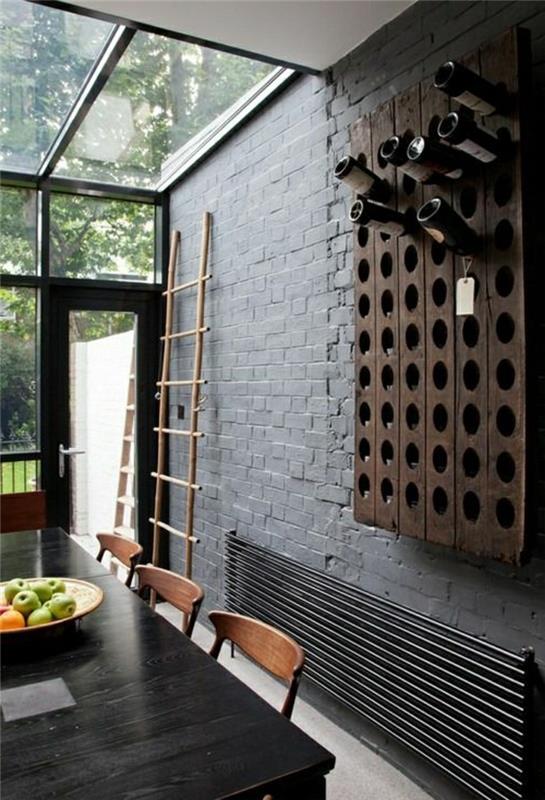 juodos plytos sienos danga-gyvenamajam kambariui-juodo medžio stalo-pakeistas dydis