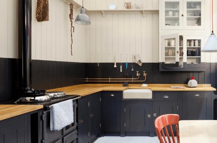 bir mutfağın cepheleri ne renk değiştirilmeli, l'de mutfak fikri ahşap tezgahlı ve mat siyah alt üniteler