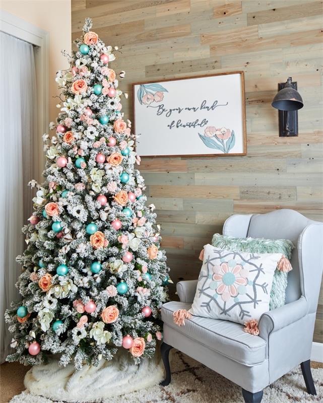 bir Noel ağacı süslemek için orijinal fikir 2019, turkuaz toplar ve küçük yapay çiçekler ile Noel ağacı dekorasyonu
