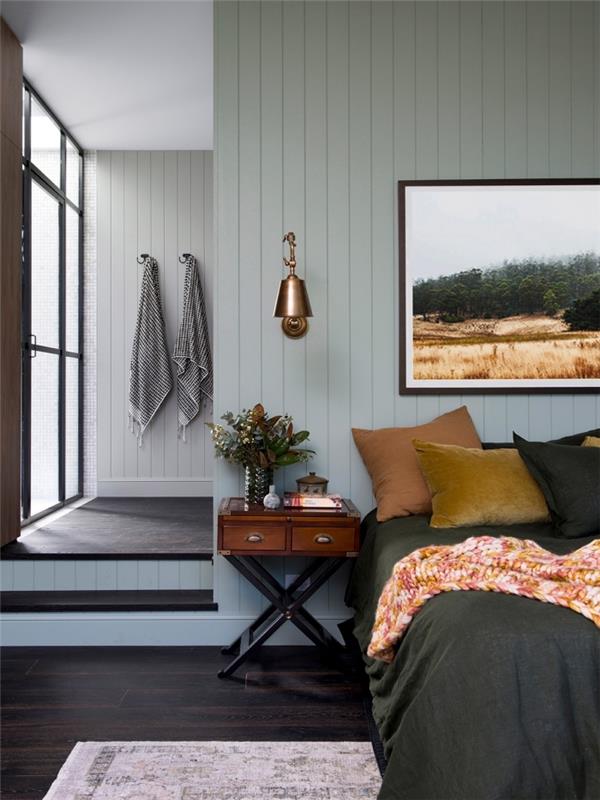 pastel yeşil duvarlar ve koyu ahşap zemin ile modern yatak odası boya rengi, kadife minderli modern yatak dekorasyonu