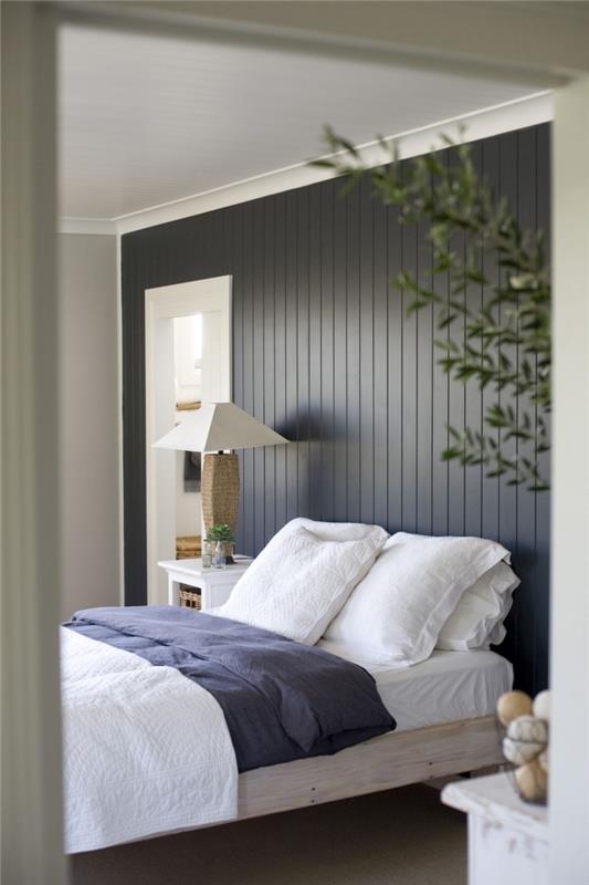 kaip papuošti mažą miegamąjį taupe sienomis, idėja, kaip apvilkti sieną juodos medienos lentjuostėmis